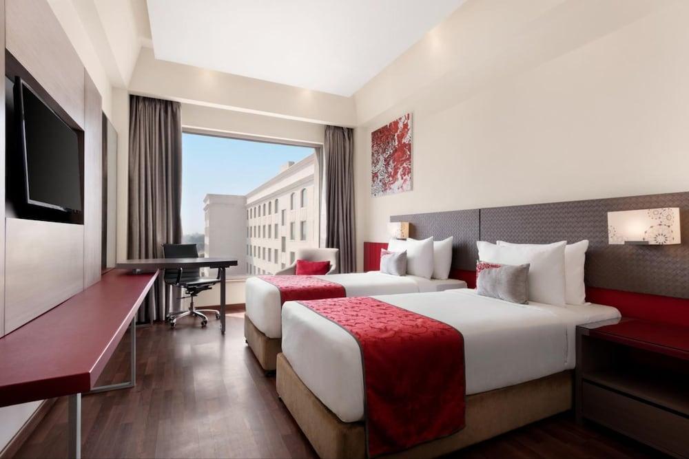 Ramada By Wyndham Lucknow Hotel And Convention Center Exterior foto