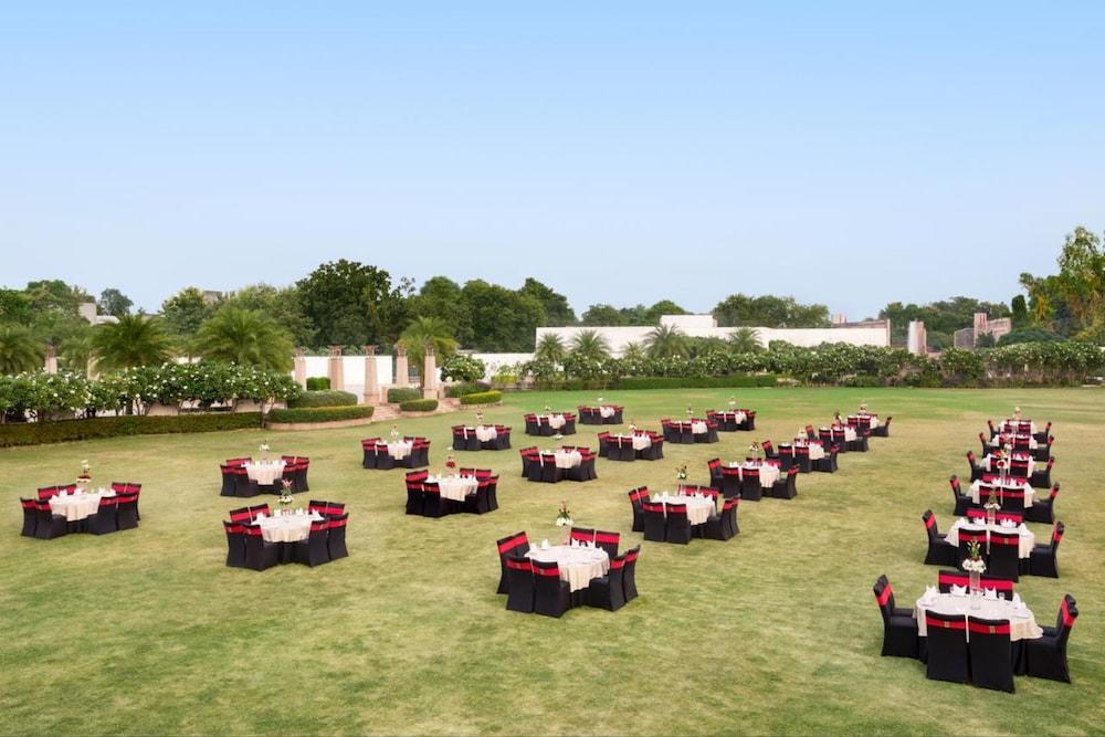 Ramada By Wyndham Lucknow Hotel And Convention Center Exterior foto