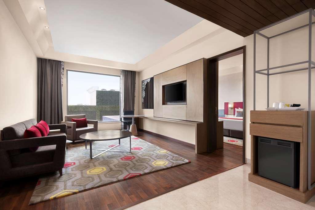 Ramada By Wyndham Lucknow Hotel And Convention Center Zimmer foto