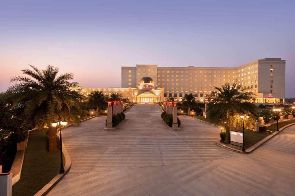 Ramada By Wyndham Lucknow Hotel And Convention Center Exterior foto