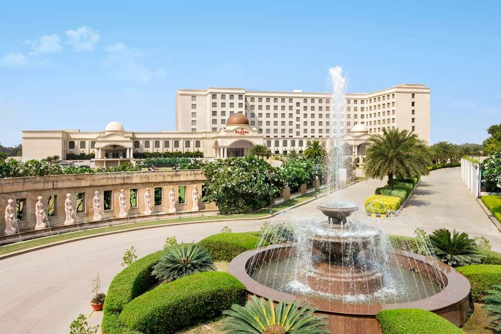 Ramada By Wyndham Lucknow Hotel And Convention Center Exterior foto