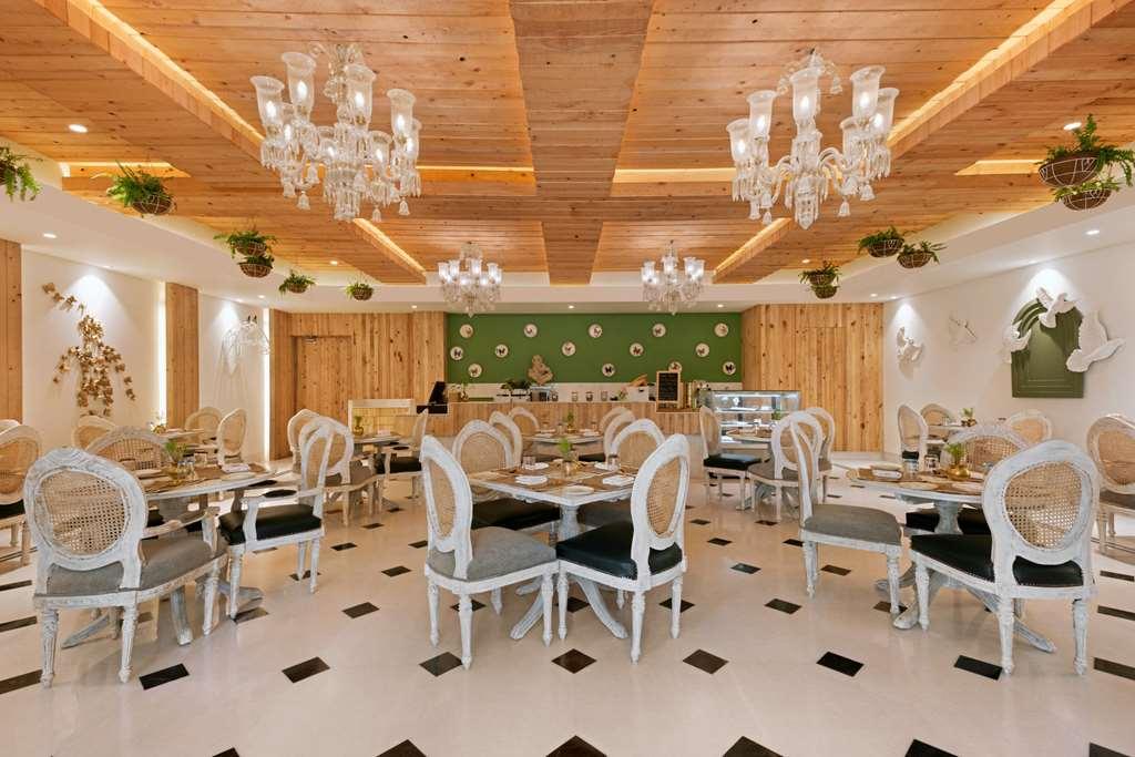 Ramada By Wyndham Lucknow Hotel And Convention Center Restaurant foto