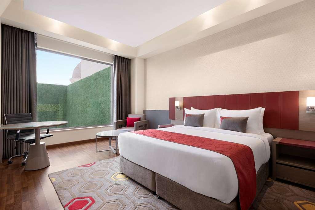 Ramada By Wyndham Lucknow Hotel And Convention Center Zimmer foto